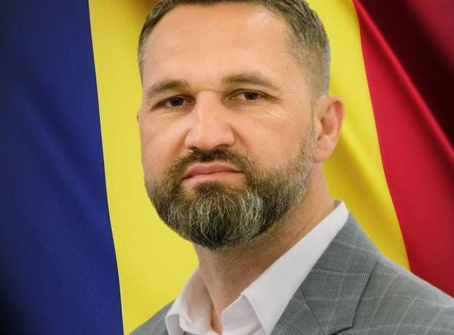 „Nu doresc ca viitorul României, COPIII, să trăiască cu cârpe pe față, să fie folosiți pe post de cobai și să le fie frică de a gândi liber.” – O declarație politică ce ar trebui să trezească românii, precum un DUȘ RECE ( +video)