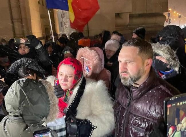 BUCUREȘTI/ Protest la Arcul de Triumf. Șoșoacă și Lasca luptă pentru drepturile și libertățile românilor
