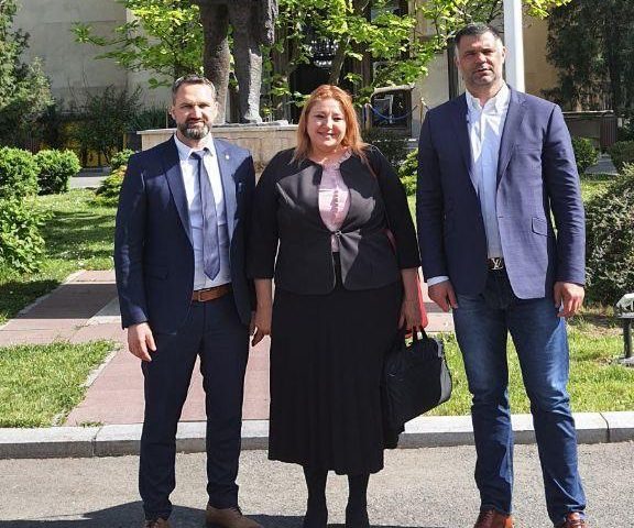 ACȚIUNE a parlamentarilor Lasca, Ghiță și Șoșoacă la Ministerul Afacerilor Externe. Totul pentru cazurile copiilor luați cu forța din brațele mamelor